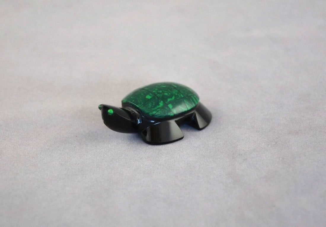 VINTAGE ZUNI MALACHITE BLACK JET TURTLE FETISH: VINTAGE ZUNI MALACHITE BLACK JET TURTLE FETISH Item Description: 2 1/2 " Wide x 1 1/2"