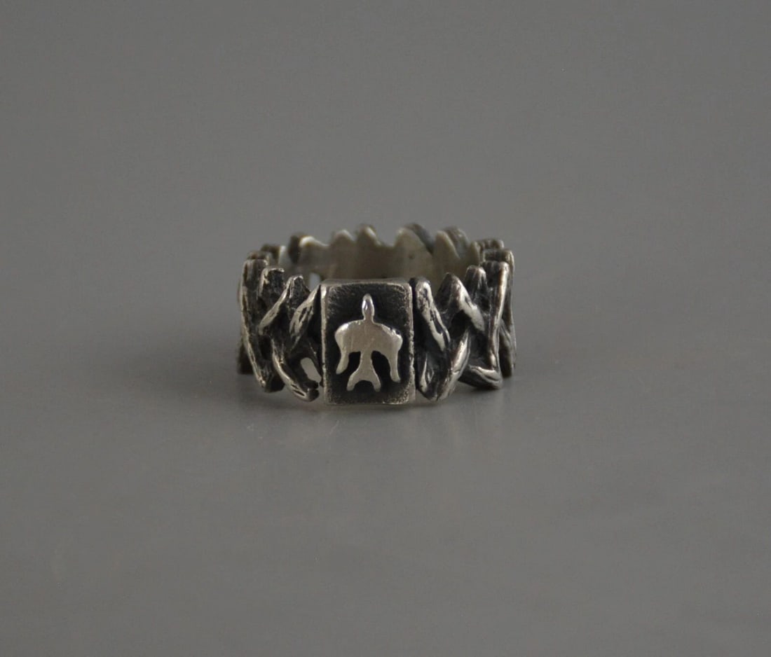 VINTAGE NAVAJO INDIAN CAST SILVER RING - WATERBIRD -: VINTAGE NAVAJO INDIAN CAST SILVER RING - WATERBIRD - Item Description: This vintage Navajo ring has been beautifully cast in sterling silver. It shows a Waterbird at the center. It is signed with the 