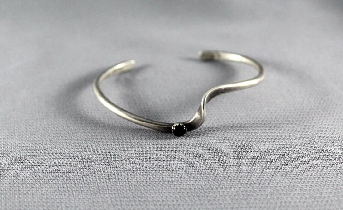 VINTAGE NAVAJO STERLING AND ONYX BRACELET SIGNED GS: VINTAGE NAVAJO STERLING AND ONYX BRACELET SIGNED GS Item Description: 1/8 " Thick 5 " Inside with a 1" Opening P
