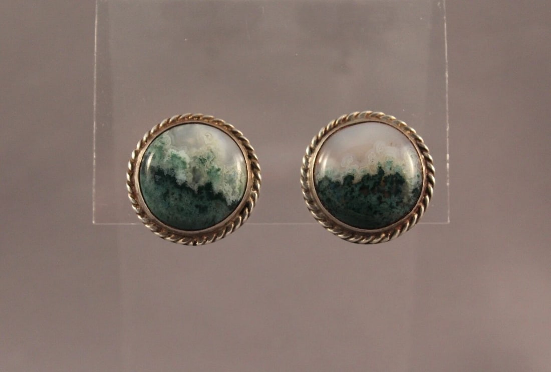 OLD PAWN NAVAJO SILVER AND PICTURE AGATE EARRINGS OLD SCREW BACK TYPE: OLD PAWN NAVAJO SILVER AND PICTURE AGATE EARRINGS OLD SCREW BACK TYPE Item Description: 3/4” length P