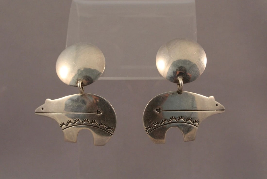 VINTAGE NAVAJO STERLING SILVER EARRINGS BEARS ..SIGNED N. WOODY (1 of 2)