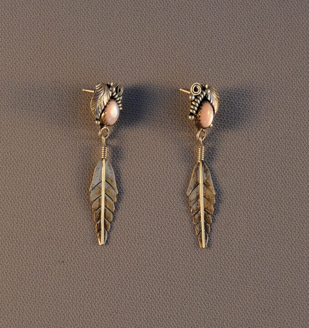 VINTAGE NAVAJO SILVER FEATHER DANGLE EARRINGS - PINK MOTHER OF PEARL SHELL - 2": VINTAGE NAVAJO SILVER FEATHER DANGLE EARRINGS - PINK MOTHER OF PEARL SHELL - 2" Item Description: This pair of Navajo earrings has been beautifully crafted. Silver feather dangles are surrounded with 