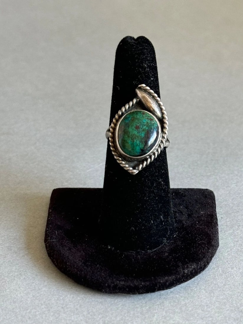 VINTAGE MEXICAN STERLING SILVER AND TURQUOISE RING. SIZE 7 (1 of 2)
