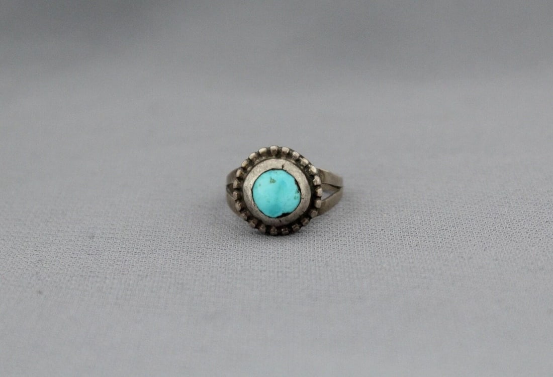 OLD PAWN NAVAJO STERLING AND TURQUOISE RING SIZE 5 3/4: OLD PAWN NAVAJO STERLING AND TURQUOISE RING SIZE 5 3/4 Item Description: 1/2" tall