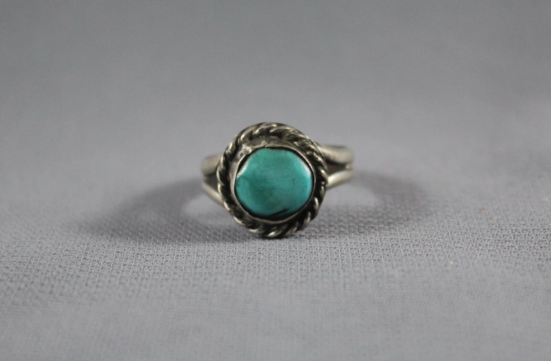 OLD PAWN NAVAJO STERLING SILVER AND TURQUOISE RING SIZE 6: OLD PAWN NAVAJO STERLING SILVER AND TURQUOISE RING SIZE 6 Item Description: 1/2” tall