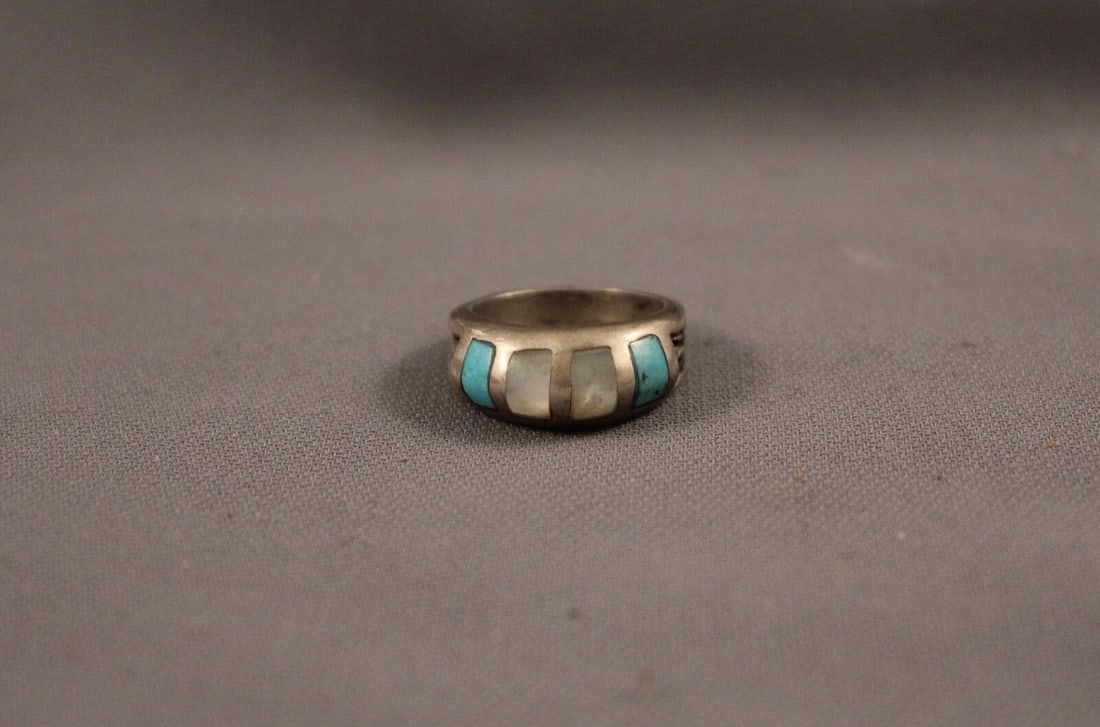 OLD PAWN NAVAJO STERLING SILVER AND TURQUOISE RING SIZE 6: OLD PAWN NAVAJO STERLING SILVER AND TURQUOISE RING SIZE 6 Item Description: 3/8" tall