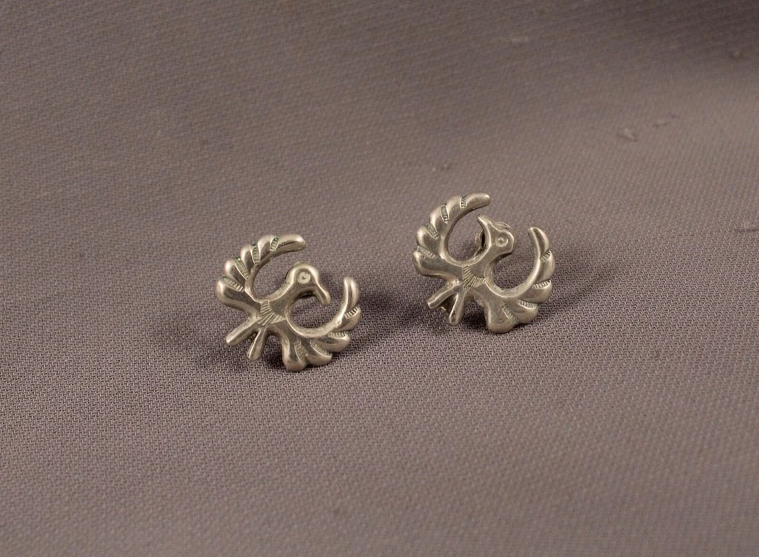 VINTAGE NAVAJO CAST STERLING SILVER EARRINGS -PHOENIX BIRDS: VINTAGE NAVAJO CAST STERLING SILVER EARRINGS -PHOENIX BIRDS Item 7/8" width