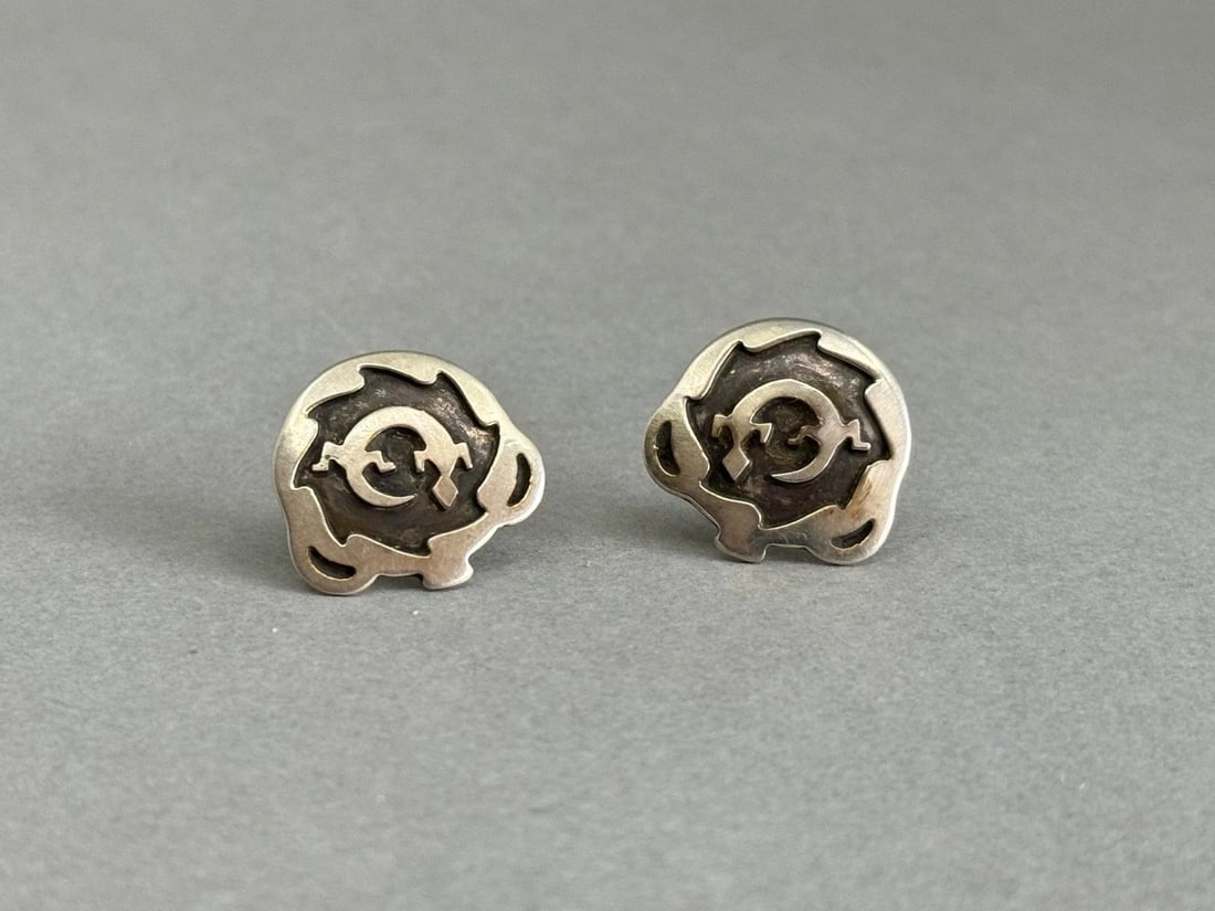 VINTAGE NAVAJO MANY GOATS STERLING SILVER STUD EARRINGS. LIZARD. 7/8 (1 of 2)