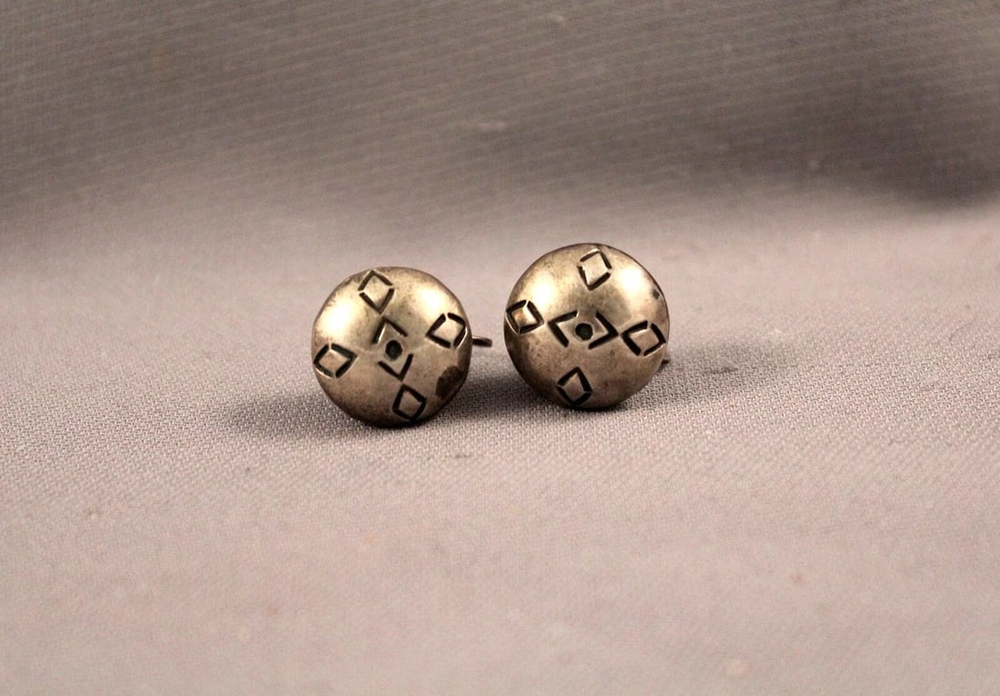 OLD PAWN NAVAJO STERLING SILVER BUTTON EARRINGS -SCREW BACK (1 of 2)