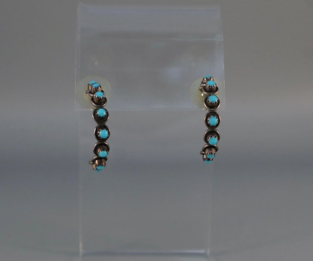 VINTAGE ZUNI STERLING SILVER AND TURQUOISE EARRINGS: VINTAGE ZUNI STERLING SILVER AND TURQUOISE EARRINGS Item Description: 1" Tall