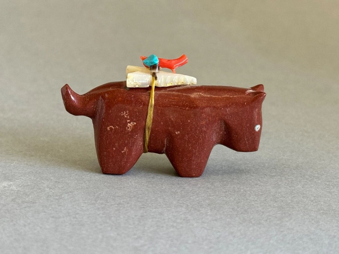 VINTAGE MOUNTAIN LION? ZUNI FETISH. PIPESTONE WITH OFFERING. (1 of 2)