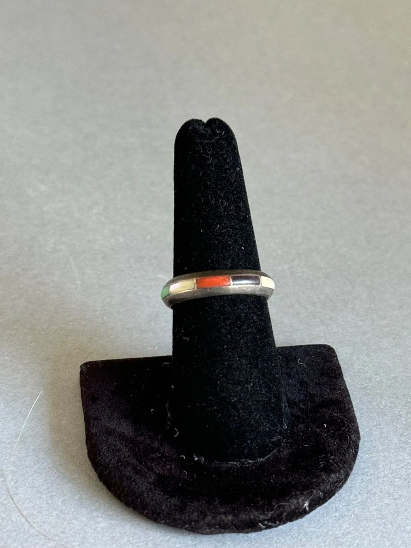 VINTAGE ZUNI STERLING SILVER STONE AND SHELL INLAID RING. SIZE 8: VINTAGE ZUNI STERLING SILVER STONE AND SHELL INLAID RING. SIZE 8 Vintage Zuni Sterling Silver Stone and Shell Inlaid Ring. Size 8