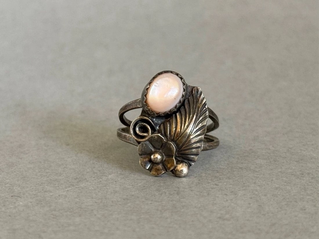 VINTAGE NAVAJO STERLING SILVER AND PINK MOTHER OF PEARL RING SIZE 7: VINTAGE NAVAJO STERLING SILVER AND PINK MOTHER OF PEARL RING SIZE 7 Vintage Navajo Sterling Silver with Flower and Feather and Pink Mother of Pearl Ring Size 7 ..3/4" Tall