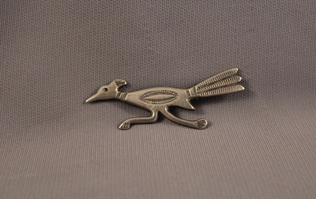 VINTAGE NAVAJO CAST STERLING SILVER ROADRUNNER PIN 2 1/2 ": VINTAGE NAVAJO CAST STERLING SILVER ROADRUNNER PIN 2 1/2 " Item Description: 2 1/2" w x 5/8" h P