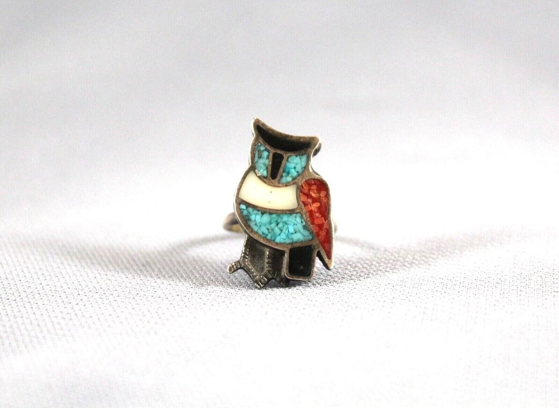 OLD PAWN NAVAJO INDIAN SILVER TURQUOISE CORAL ONYX INLAY RING - OWL - SZ 5.25: OLD PAWN NAVAJO INDIAN SILVER TURQUOISE CORAL ONYX INLAY RING - OWL - SZ 5.25 Item Description: This delightful Zuni owl silver ring has inlay of turquoise, coral, onyx and shell. The front of the rin