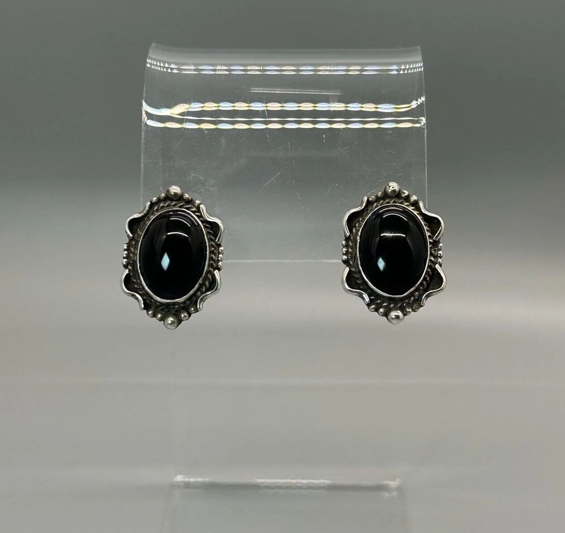 VINTAGE NAVAJO STERLING AND BLACK OYNX EARRINGS: VINTAGE NAVAJO STERLING AND BLACK OYNX EARRINGS Item Description: 1" Tall