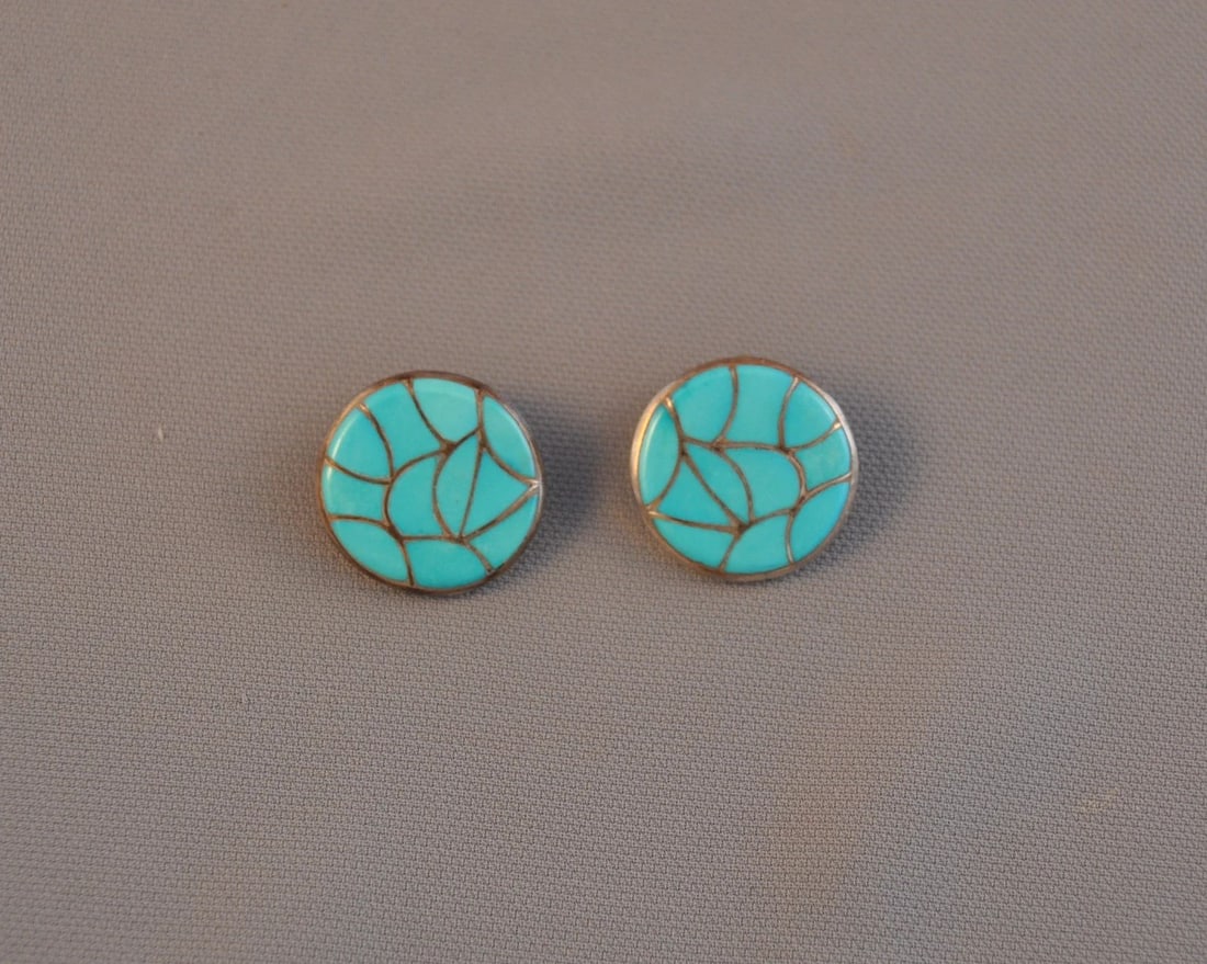 VINTAGE NAVAJO ROUND SILVER EARRINGS TURQUOISE CURVED INLAY - 7/8" - EMMA BONNEY: VINTAGE NAVAJO ROUND SILVER EARRINGS TURQUOISE CURVED INLAY - 7/8" - EMMA BONNEY Item Description: This pair of round earrings has been beautifully crafted with curved turquoise channel inlay. The ear
