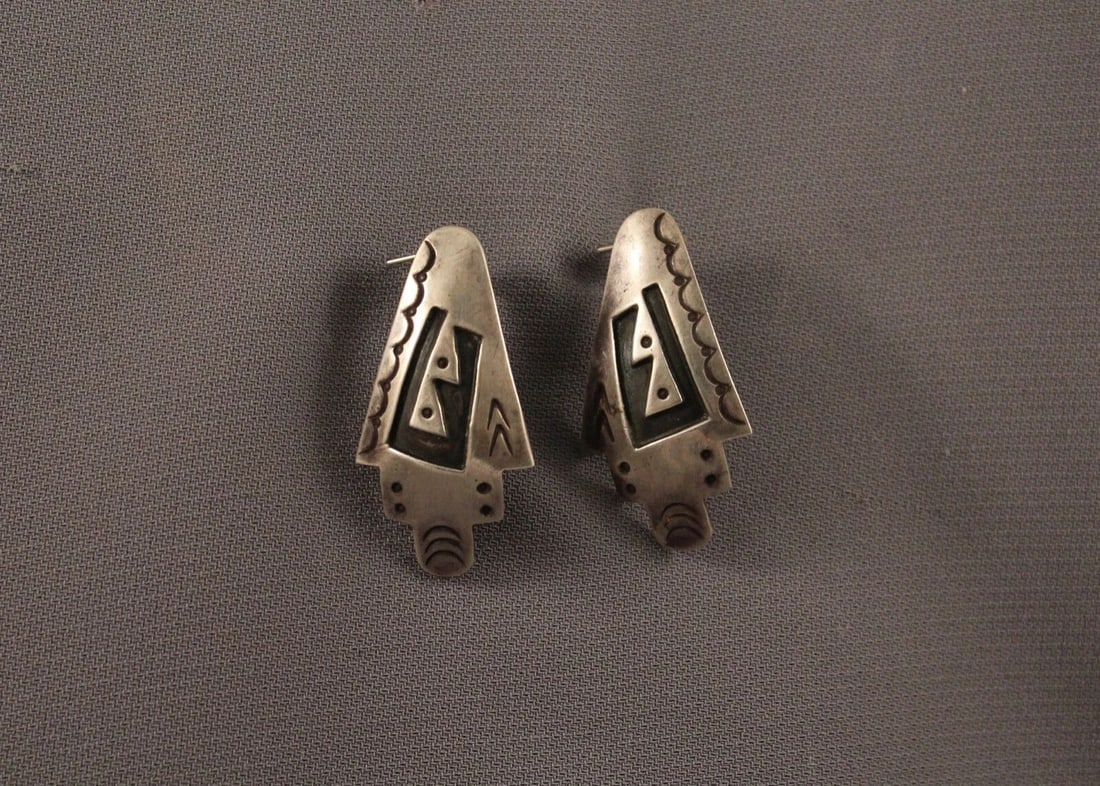 VINTAGE NAVAJO SILVER EARRINGS - 1 1/8" DROP - FOR PIERCED EARS: VINTAGE NAVAJO SILVER EARRINGS - 1 1/8" DROP - FOR PIERCED EARS Item Description: 1 1/8" length