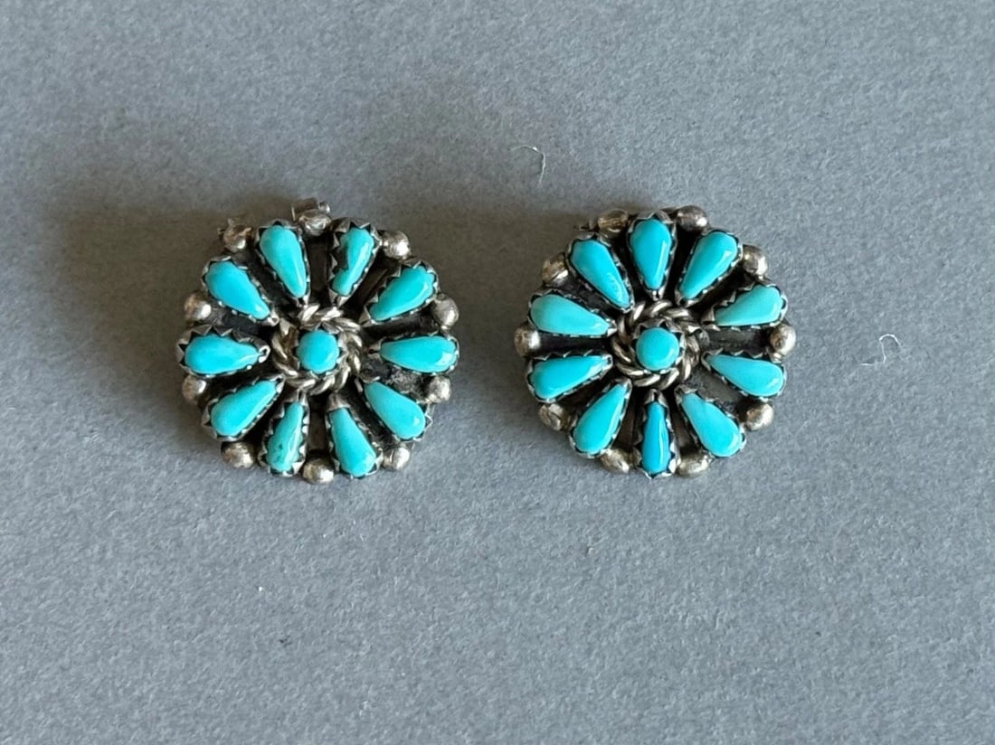 VINTAGE ZUNI STERLING SILVER WITH TURQUOISE FLOWER CLAMP ON EARRINGS. (1 of 2)