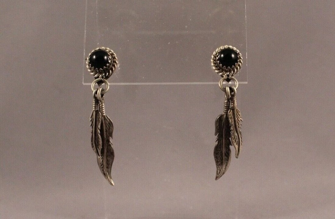 VINTAGE NAVAJO SILVER AND BLACK ONYX EARRINGS ..FEATHERS ..: VINTAGE NAVAJO SILVER AND BLACK ONYX EARRINGS ..FEATHERS .. Item Description: 1" 5/8" length