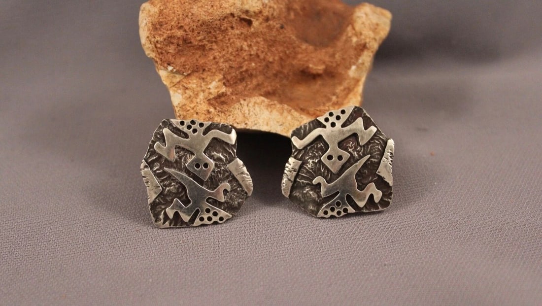 VINTAGE NAVAJO INDIAN SILVER EARRINGS - LIZARD DESIGN - CLASP BACKINGS: VINTAGE NAVAJO INDIAN SILVER EARRINGS - LIZARD DESIGN - CLASP BACKINGS Item Description: 1 1/8" h x 1" w