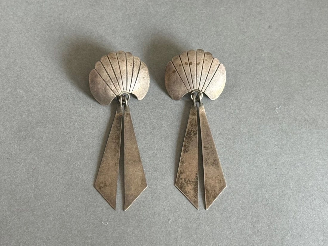 VINTAGE NAVAJO STERLING SILVER EARRINGS. 2 1/4 (1 of 2)