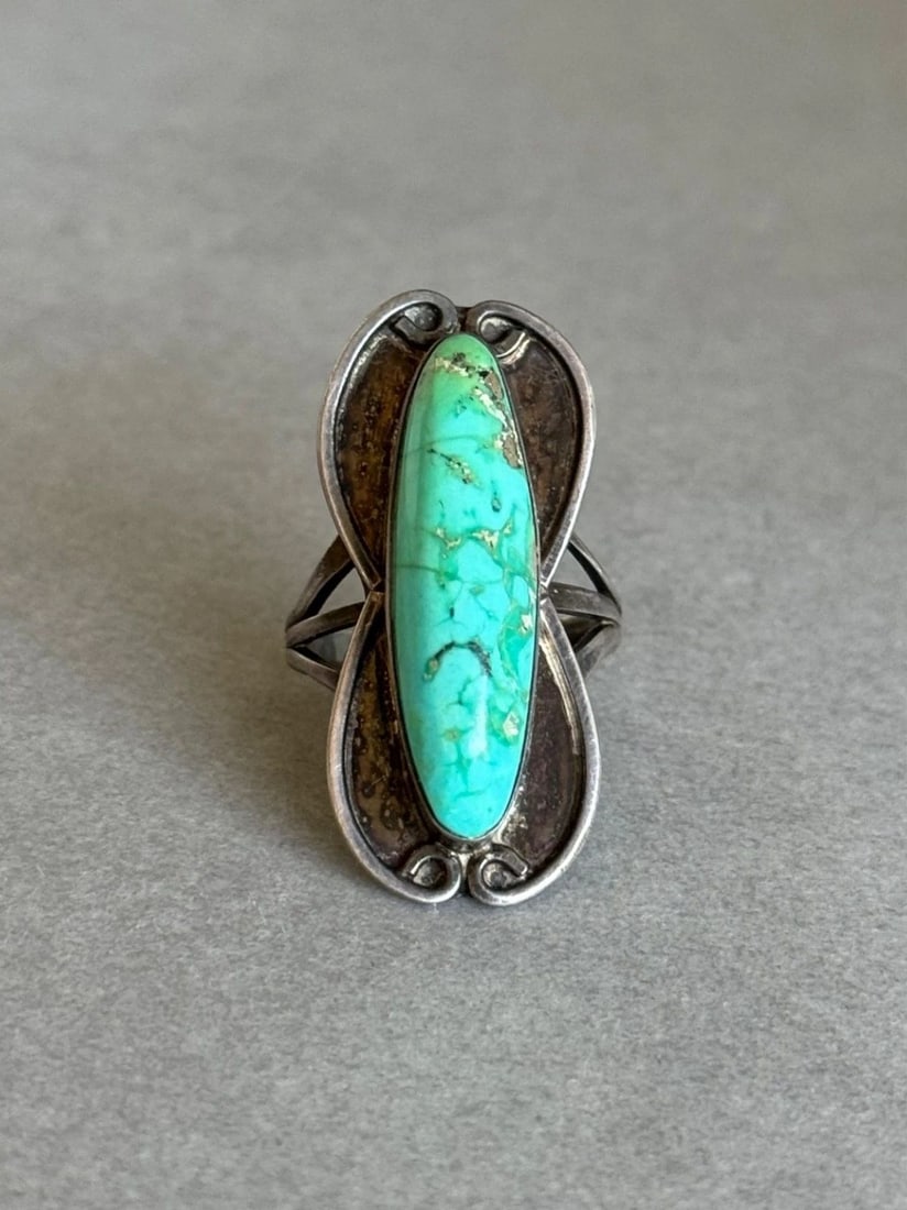 VINTAGE NAVAJO STERLING SILVER AND TURQUOISE RING SIZE 6: VINTAGE NAVAJO STERLING SILVER AND TURQUOISE RING SIZE 6 Vintage Navajo Sterling Silver and Turquoise Ring Size 6 small chip in Turquoise ..not bad .. 1 3/8" Tall