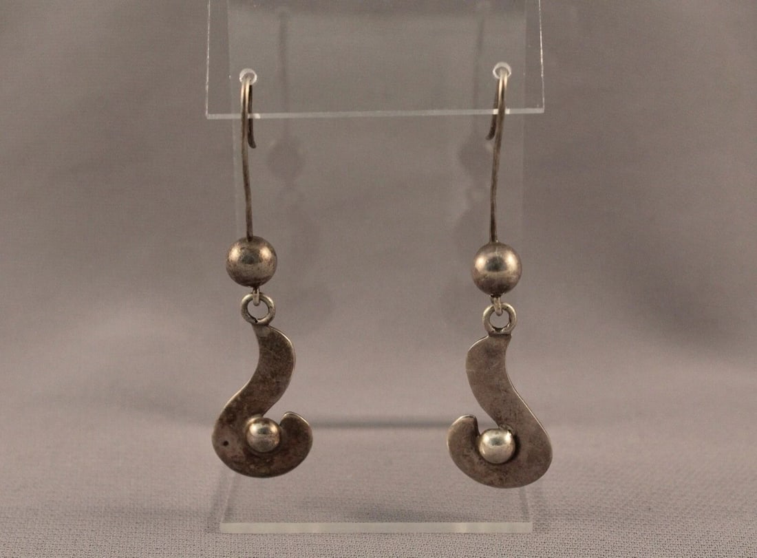 VINTAGE TAXCO MEXICAN SILVER EARRINGS SIGNED SLD DANGLE: VINTAGE TAXCO MEXICAN SILVER EARRINGS SIGNED SLD DANGLE Item Description: 2 1/2” Tall 3/8” wide From Top of wire to bottom of earring