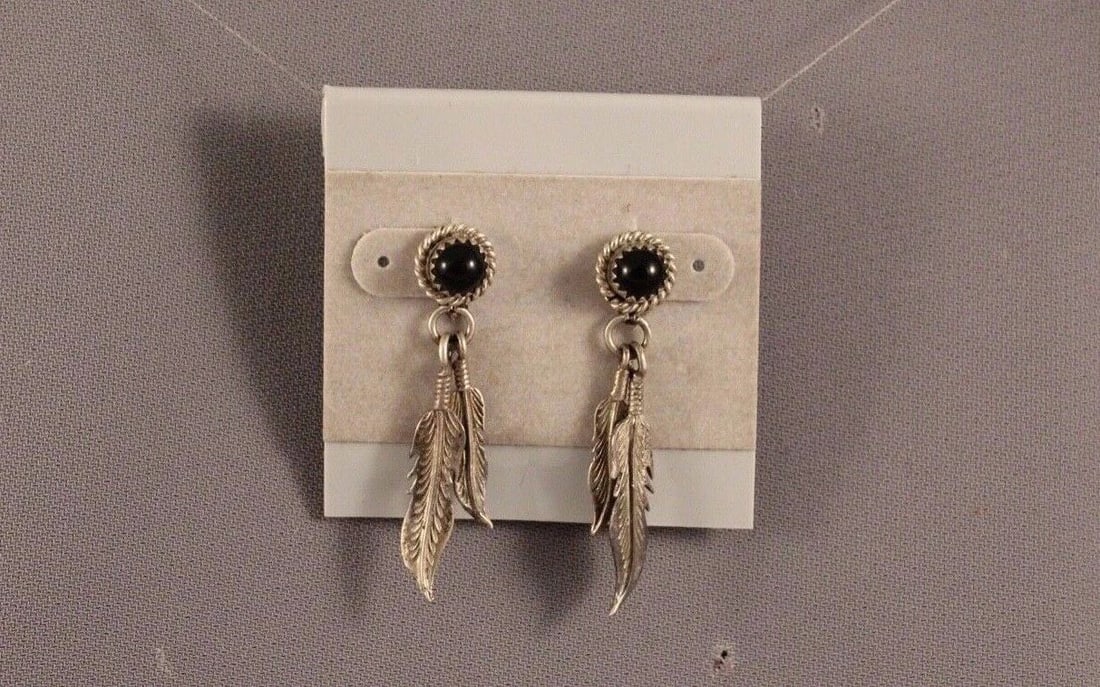 VINTAGE NAVAJO SILVER AND BLACK JET EARRINGS .. FEATHERS....: VINTAGE NAVAJO SILVER AND BLACK JET EARRINGS .. FEATHERS.... Item Description: 1 3/4" length