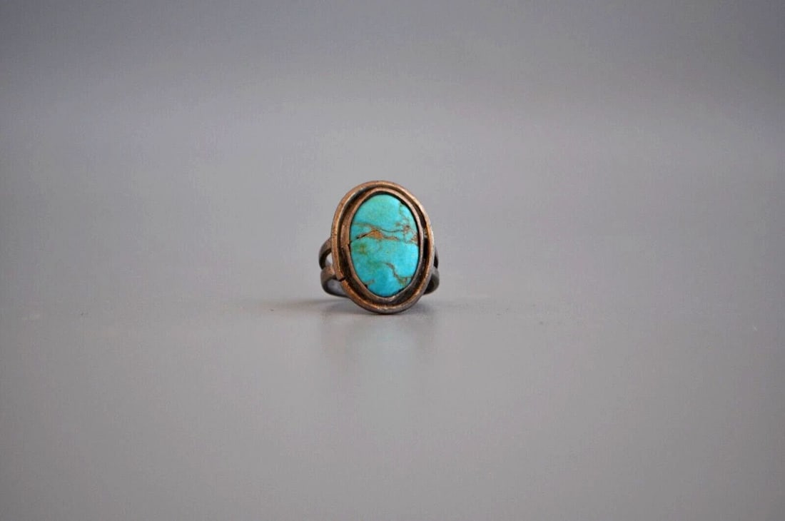OLD PAWN NAVAJO STERLING SILVER RING - TURQUOISE SIZE 3 1/2: OLD PAWN NAVAJO STERLING SILVER RING - TURQUOISE SIZE 3 1/2 Nice Old Ring Weight 4.58 Grams Small hair line crack along matricks but stable .. 3/4 " Tall Old Pawn Jewelry dates from the early 1900s to