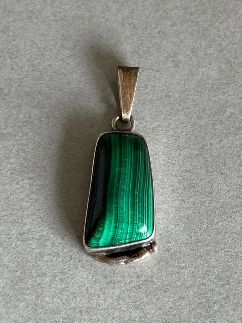 D ROBERT SMITH STERLING SILVER AND MALACHITE PENDANT 1 1/2" (1 of 2)