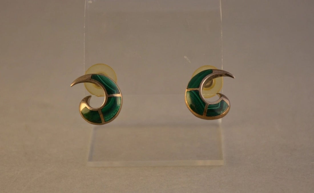 VINTAGE SOUTHWEST SILVER EARRINGS - GREEN MALACHITE STONES - SPIRAL SHAPE - 3/4": VINTAGE SOUTHWEST SILVER EARRINGS - GREEN MALACHITE STONES - SPIRAL SHAPE - 3/4" This pair of vintage sterling silver earrings have been beautifully inlaid with green malachite in a spiral shape. They