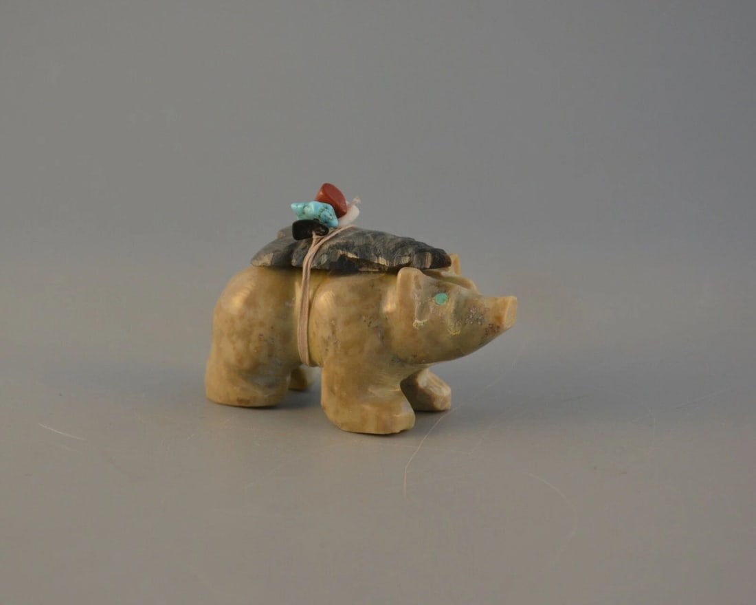 VINTAGE ZUNI INDIAN FETISH CARVING - MARBLE BEAR W ARROWHEAD BUNDLE TURQUOISE: VINTAGE ZUNI INDIAN FETISH CARVING - MARBLE BEAR W ARROWHEAD BUNDLE TURQUOISE Item Description: This beautifully carved Zuni fetish bear has a large carved arrowhead tied together with turquoise, pipe