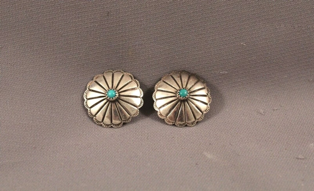VINTAGE NAVAJO STERLING SILVER AND TURQUOISE EARRINGS: VINTAGE NAVAJO STERLING SILVER AND TURQUOISE EARRINGS Item Description: 1" width **