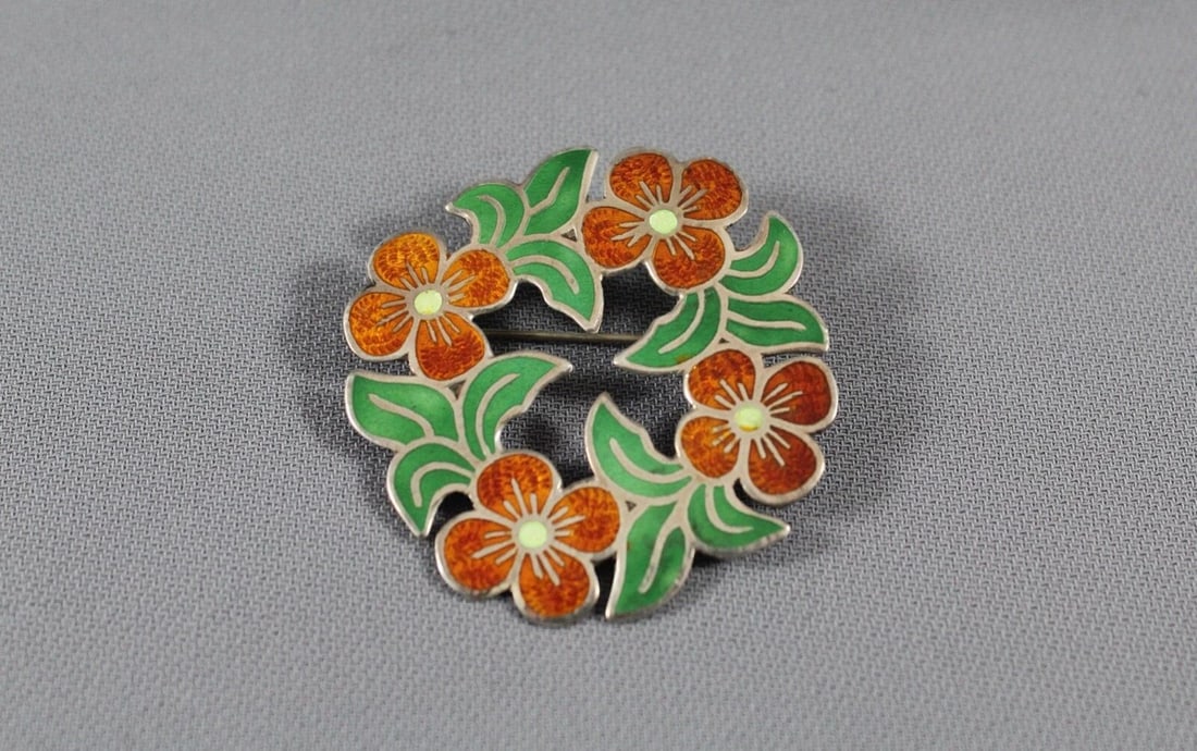 JERONIMO FUENTES - VTG MID CENTURY ENAMEL SILVER PIN - RED FLORAL WREATH - 1.5" (1 of 2)