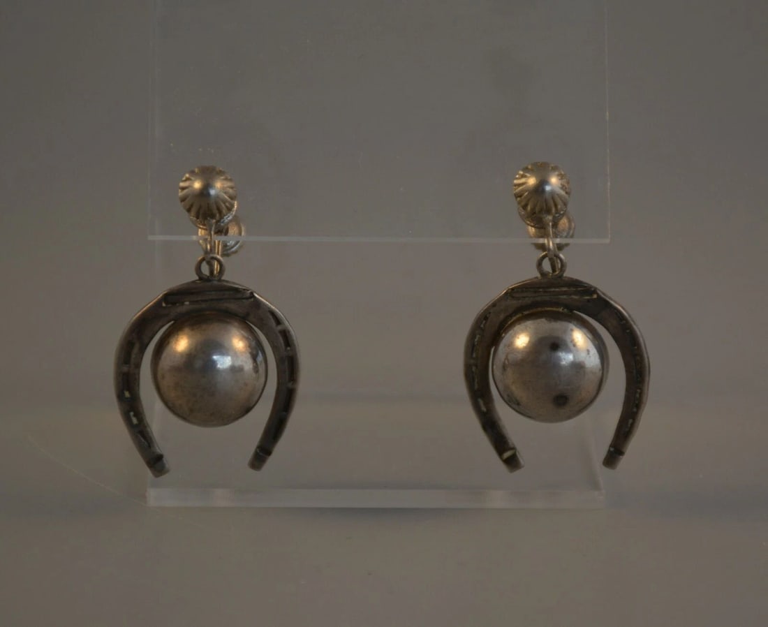 GREAT MEXICAN SILVER EARRINGS DANGLE HORSESHOES - SCREWBACK CLASP - 1 1/2" DROP: GREAT MEXICAN SILVER EARRINGS DANGLE HORSESHOES - SCREWBACK CLASP - 1 1/2" DROP Item Description: This pair of early Mexican silver earrings have a 1 1/2" drop with the vintage screwback type clasps. 