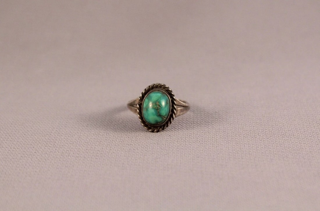 OLD PAWN NAVAJO STERLING SILVER AND TURQUOISE RING SIZE 7: OLD PAWN NAVAJO STERLING SILVER AND TURQUOISE RING SIZE 7 Item Description: 5/8" tall