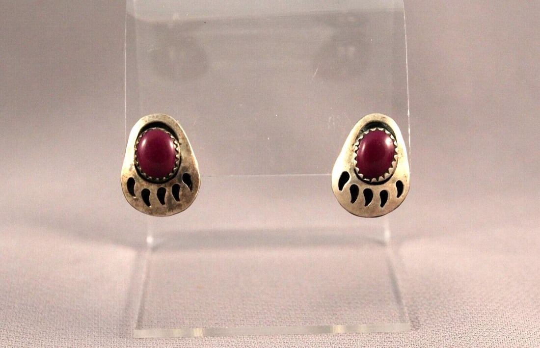 VINTAGE NAVAJO STERLING SILVER AND SUGILITE STONE EARRINGS BEAR CLAW: VINTAGE NAVAJO STERLING SILVER AND SUGILITE STONE EARRINGS BEAR CLAW Item Description: 1/2” wide 5/8’ tall P