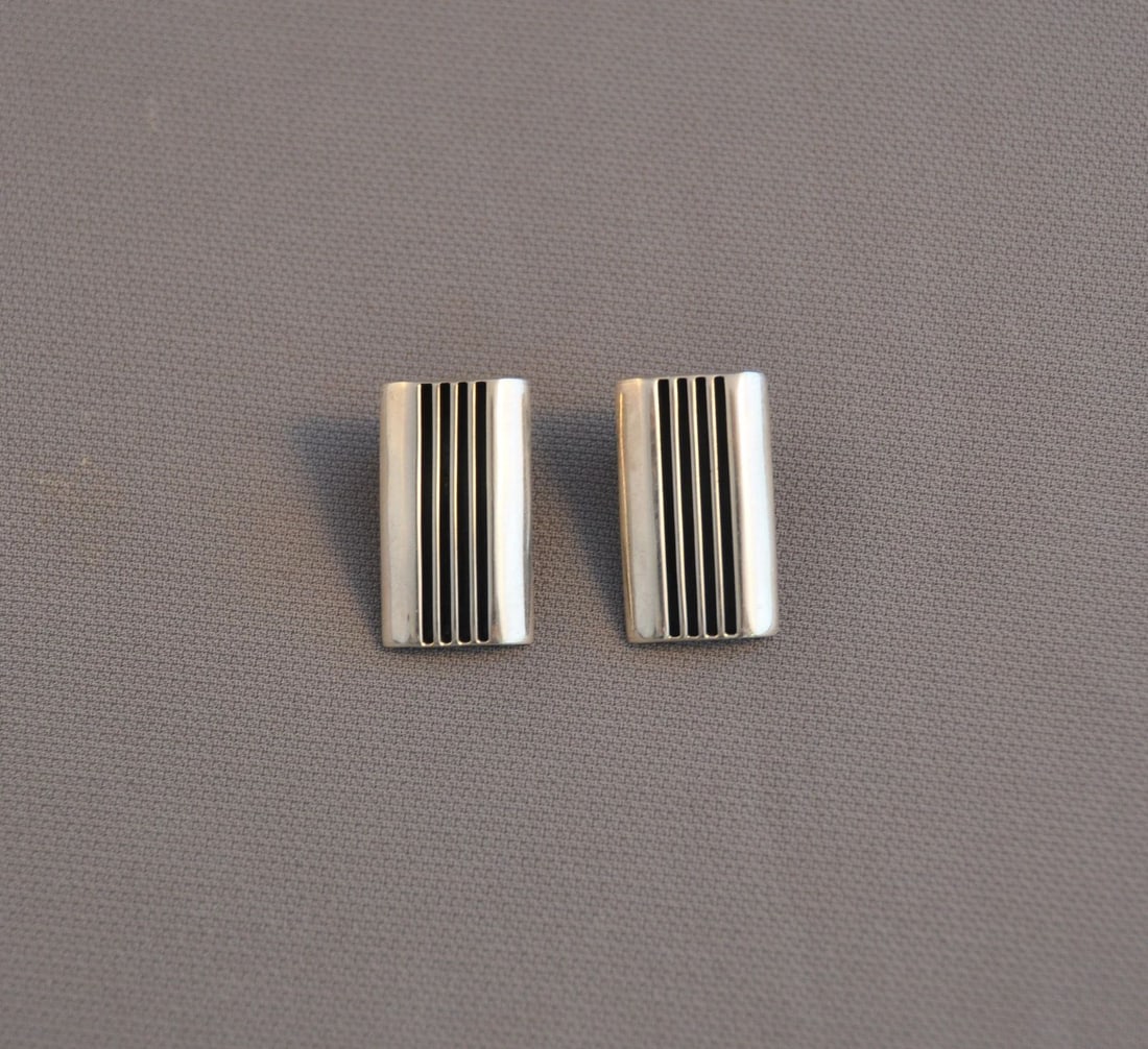 VINTAGE NAVAJO INDIAN STERLING SILVER BANDED EARRINGS 1" TALL FLORENCE JOHNSON: VINTAGE NAVAJO INDIAN STERLING SILVER BANDED EARRINGS 1" TALL FLORENCE JOHNSON Item Description: This pair of elegant sterling silver earrings have been beautifully crafted by Navajo silversmith Flore