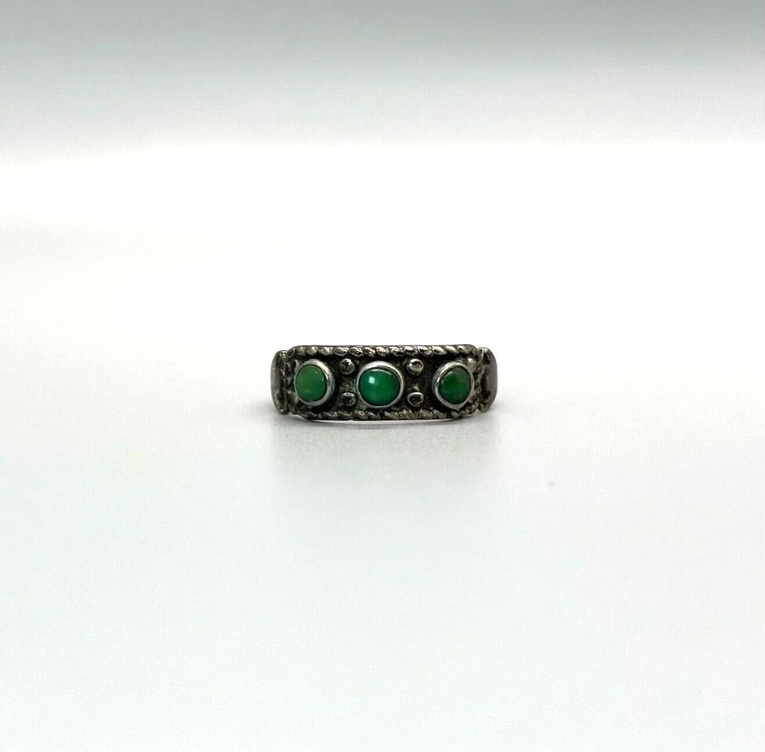 OLD PAWN NAVAJO STERLING SILVER AND TURQUOISE RING SIZE 7 1/4: OLD PAWN NAVAJO STERLING SILVER AND TURQUOISE RING SIZE 7 1/4 Item Description: 1/4 " Tall