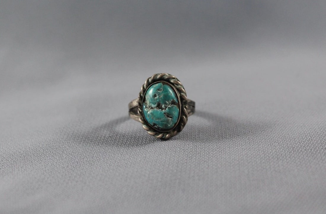 OLD PAWN NAVAJO STERLING SILVER AND TURQUOISE RING SIZE 7: OLD PAWN NAVAJO STERLING SILVER AND TURQUOISE RING SIZE 7 Item Description: 1/2” tall