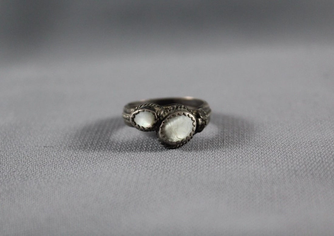 OLD PAWN NAVAJO SILVER AND SHELL RING SIZE 7: OLD PAWN NAVAJO SILVER AND SHELL RING SIZE 7 Item Description: 3/8” tall