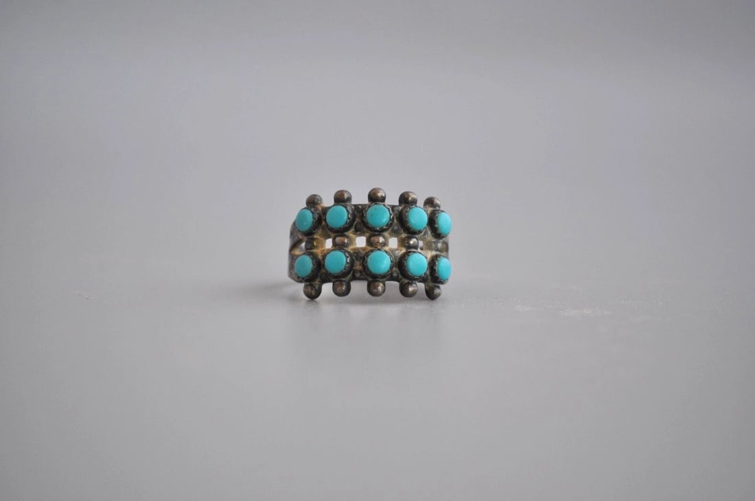 OLD PAWN FRED HARVEY NAVAJO STERLING SILVER RING - SIZE 6 3/4: OLD PAWN FRED HARVEY NAVAJO STERLING SILVER RING - SIZE 6 3/4 This old pawn Navajo silver ring looks to be from the Fred Harvey Trading Post. The turquoise looks to be reconstituted turquoise that was