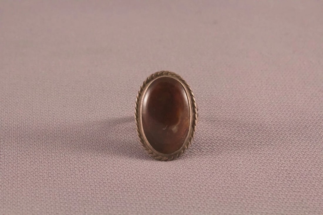OLD PAWN NAVAJO STERLING SILVER AND AGATE RING SIZE 5: OLD PAWN NAVAJO STERLING SILVER AND AGATE RING SIZE 5 Item Description: 1" tall Great Vintage Navajo Ring Size 5