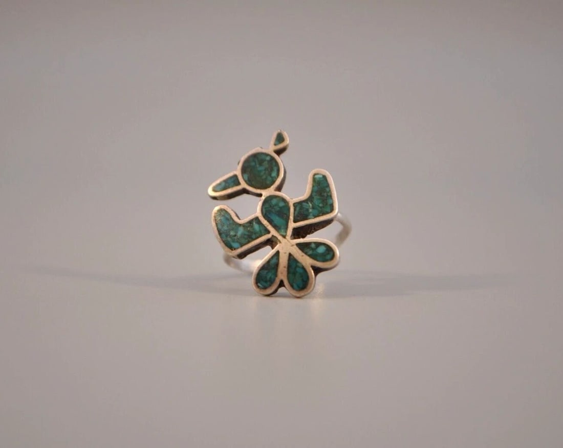 OLD PAWN NAVAJO STERLING SILVER RING - PUEBLO BIRD TURQUOISE INLAY - SZ 4: OLD PAWN NAVAJO STERLING SILVER RING - PUEBLO BIRD TURQUOISE INLAY - SZ 4 This old pawn Navajo sterling silver ring has been nicely handcrafted with a pueblo bird inlaid with turquoise. The front of t