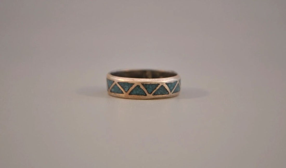 VINTAGE NAVAJO STERLING SILVER RING - TURQUOISE INLAY - SIZE 9: VINTAGE NAVAJO STERLING SILVER RING - TURQUOISE INLAY - SIZE 9 This vintage Navajo silver wedding band ring has turquoise chip inlay. The band is 1/4" wide. The ring size is 9. This ring weighs 3.45 g