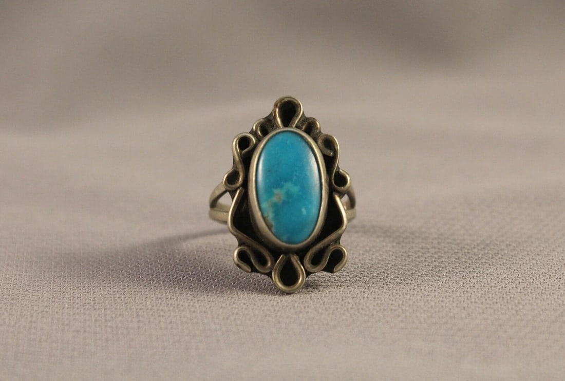 OLD PAWN NAVAJO SILVER RING SIZE 5 1/2: OLD PAWN NAVAJO SILVER RING SIZE 5 1/2 Item Description: 7/8” tall P