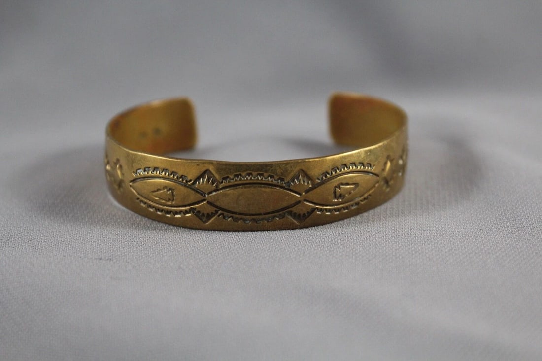 VINTAGE NAVAJO COPPER HAND STAMPED BRACELET: VINTAGE NAVAJO COPPER HAND STAMPED BRACELET Item Description: 1/2 " Wide ..5 3/4 " Inside with a 1 1/4 " Opening ..