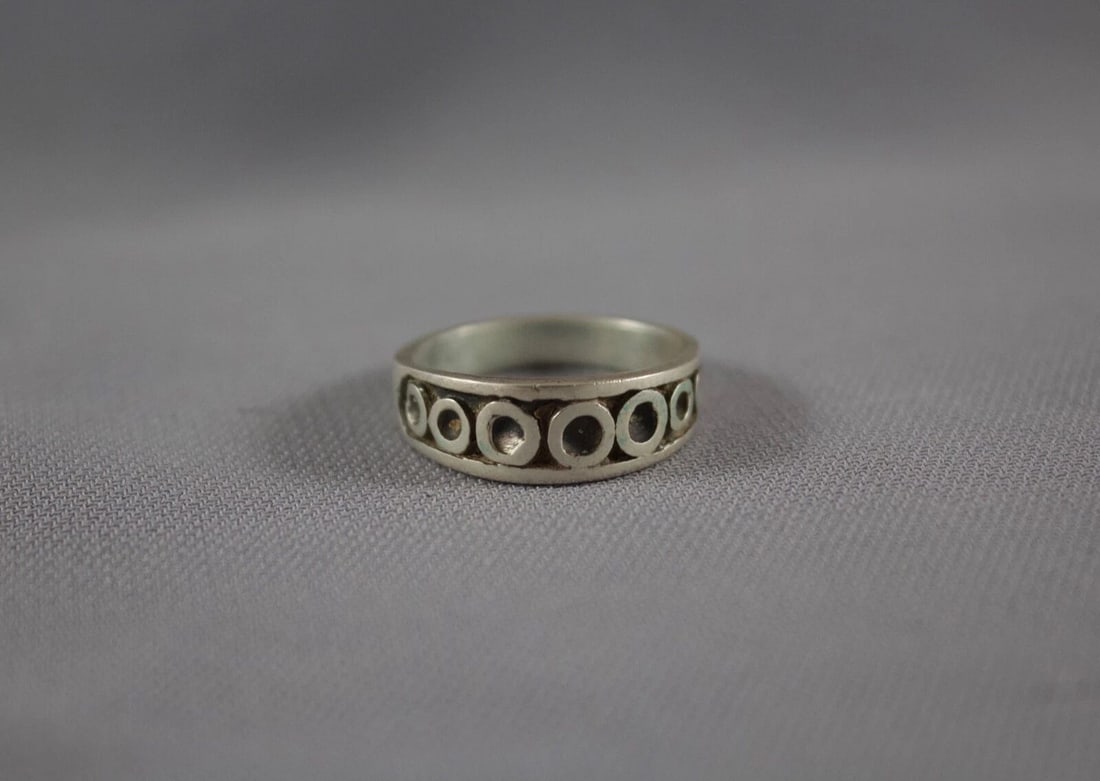VINTAGE NAVAJO STERLING RING SIZE 7 3/4 (1 of 2)