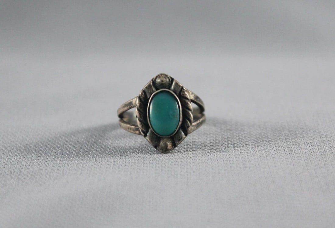OLD PAWN NAVAJO STERLING SILVER AND TURQUOISE RING SIZE 4 3/4: OLD PAWN NAVAJO STERLING SILVER AND TURQUOISE RING SIZE 4 3/4 Item Description: 5/8” tall P